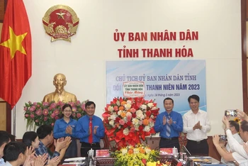 Lãnh đạo tỉnh Thanh Hóa tặng hoa chúc mừng 92 năm thành lập Đoàn thanh niên Cộng sản Hồ Chí Minh.