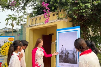 Hình ảnh Bác Hồ với người dân thôn Vinh Sơn ở Sầm Sơn.
