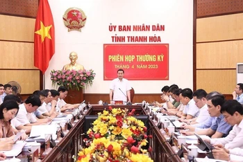 Chủ tịch Ủy ban nhân dân tỉnh Thanh Hóa phát biểu tại phiên họp thường kỳ.