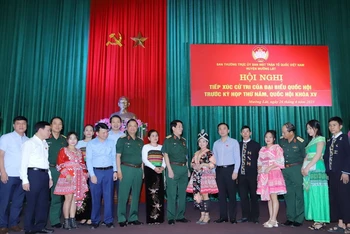 Các đại biểu Quốc hội khóa XV, cán bộ lực lượng vũ trang tỉnh Thanh Hóa với đồng bào huyện Mường Lát.