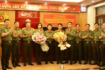 Lãnh đạo Công an tỉnh Thanh Hóa chúc mừng chiến công của các đơn vị nghiệp vụ.