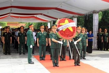 Đoàn công tác đặc biệt của Chính phủ dâng hoa tưởng niệm các Anh hùng liệt sĩ.