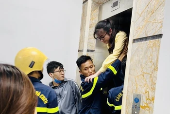Học sinh được cứu hộ, giải thoát khỏi thang máy bị kẹt