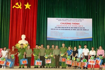 Các thành viên đoàn công tác trao tặng quà cho công an xã, giáo viên vùng cao, biên giới tỉnh Thanh Hóa.