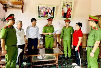 Cơ quan Cảnh sát điều tra thi hành Lệnh bắt tạm giam bị can Nguyễn Thị Minh (mặc áo đỏ).