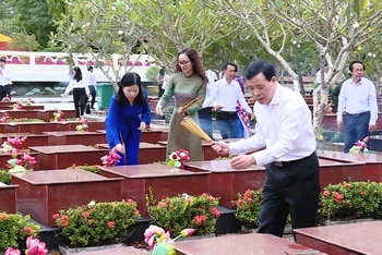Các đại biểu tỉnh Thanh Hóa viếng các liệt sĩ tại nghĩa trang ở thành phố Cần Thơ.