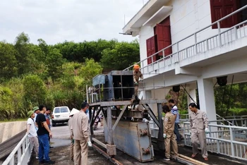 Công nhân Công ty TNHH MTV Sông Chu vận hành thử thiết bị ở Công trình thủy lợi.