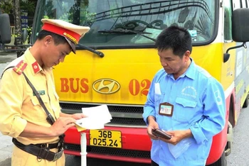 Cảnh sát giao thông Thanh Hóa kiểm tra xe buýt chuyên chở hành khách theo tuyến cố định.