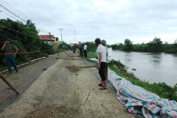 Sự cố đê tả sông Càn ở huyện Nga Sơn có diễn biến mở rộng.