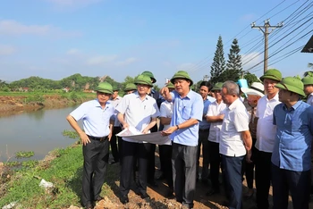 Lãnh đạo tỉnh Thanh Hóa cùng các ngành kiểm tra thực địa đê tả sông Càn.