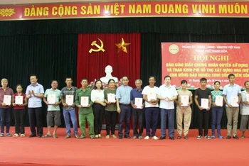 Lãnh đạo thành phố Thanh Hóa trao Giấy chứng nhận quyền sử dụng đất cho 15 hộ nghèo.