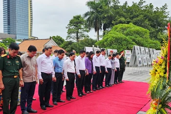 Phó Chủ tịch nước cùng các đại biểu thành kính tưởng niệm Chủ tịch Hồ Chí Minh vĩ đại.