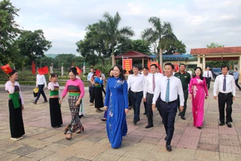 Phó Chủ tịch nước cùng các đại biểu đến Trường Trung học phổ thông Dân tộc nội trú Ngọc Lặc dự Lễ khai giảng năm học mới.