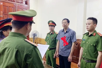Cơ quan chức năng thi hành Lệnh bắt bị can để tạm giam đối với Hiệu trưởng Trường Cao đẳng Công nghiệp Thanh Hoá (dấu x đỏ).