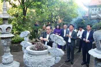 Phó Thủ tướng Chính phủ cùng các thành viên đoàn công tác viếng cố Tổng Bí thư Lê Khả Phiêu.