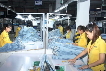 Người lao động ở Thanh Hóa hoàn thiện sản phẩm may mặc, xuất khẩu.