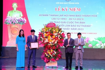 Trung ương Hội Nhà báo Việt Nam tặng Bằng khen và hoa chúc mừng Hội Nhà báo tỉnh Thanh Hóa.
