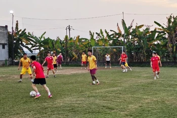 Thi đấu bóng đá ở phường Quảng Thịnh, thành phố Thanh Hóa.