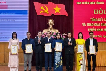 Lãnh đạo tỉnh Thanh Hóa trao thưởng cho các tác giả có tác phẩm đoạt giải C.