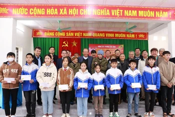Nguyên Phó Thủ tướng Trương Hòa Bình tặng quà Tết cho học sinh, hộ khó khăn, cán bộ hưu trí ở xã Lam Sơn, huyện Ngọc Lặc.
