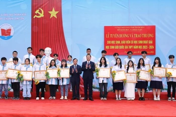 Lãnh đạo tỉnh Thanh Hóa trao tặng Bằng khen cho các học sinh đoạt giải quốc gia.
