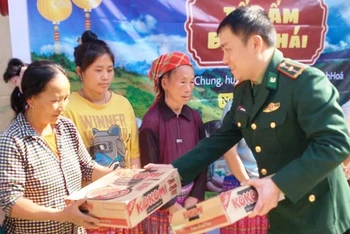 Bộ đội Biên phòng trao tặng quà cho người dân bản Suối Phái, xã Tam Chung, huyện Mường Lát.