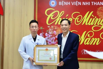 Lãnh đạo tỉnh Thanh Hóa trao tặng Bằng khen cho Khoa Hồi sức cấp cứu Bệnh viện Nhi.