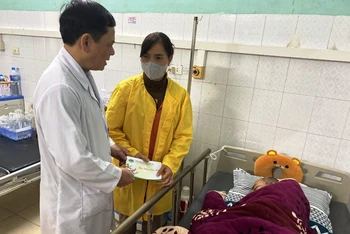 Lãnh đạo Bệnh viện Đa khoa tỉnh Thanh Hóa tặng quà cho bệnh nhân điều trị nội trú.