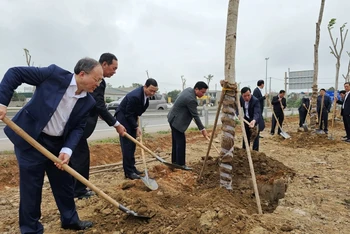 Lãnh đạo tỉnh Thanh Hóa và huyện Đông Sơn trồng cây đời đời nhớ ơn Bác Hồ.