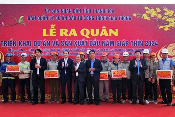 Lãnh đạo tỉnh Thanh Hóa tặng quà cho Ban Giao thông, các đơn vị thi công.