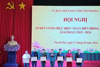 Lãnh đạo Bộ đội Biên phòng Việt Nam trao tặng Bằng khen cho các tập thể, cá nhân có thành tích xuất sắc.