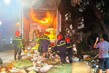Lực lượng chuyên nghiệp vừa chữa cháy, vừa di chuyển hàng hóa trong thùng xe container.