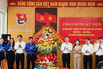 Lãnh đạo tỉnh Thanh Hóa tặng hoa chúc mừng tổ chức đoàn, thanh niên trong tỉnh.