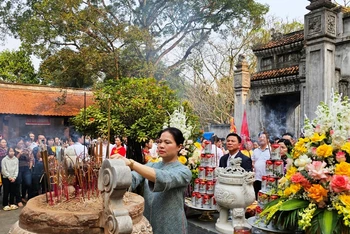 Chủ tịch Hội Liên hiệp phụ nữ Việt Nam dâng hương tưởng niệm Bà Triệu.