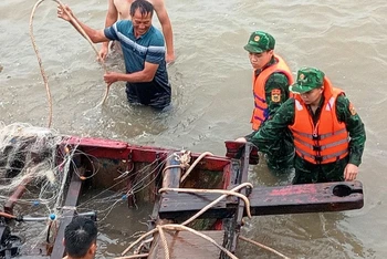 Bộ đội Biên phòng trợ giúp ngư dân trục vớt phương tiện.