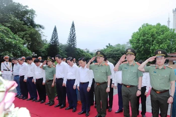 Đại tướng Tô Lâm cùng đoàn công tác tưởng niệm Chủ tịch Hồ Chí Minh vĩ đại.