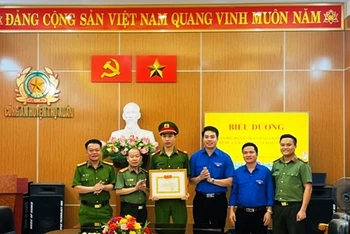 Huyện đoàn Thọ Xuân trao tặng Giấy khen cho đoàn viên Lê Anh Biên.