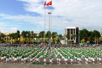 Đông đảo thiếu niên, học sinh tham dự buổi lễ.