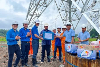 Lãnh đạo Trung ương Đoàn tặng quà cho thanh niên tình nguyện, người lao động đang thi công đường dây 500kV qua huyện Hậu Lộc, tỉnh Thanh Hóa.