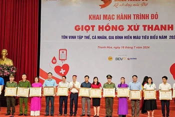 Lãnh đạo tỉnh Thanh Hóa trao tặng Bằng khen cho các tập thể có thành tích xuất sắc trong công tác hiến máu tình nguyện.