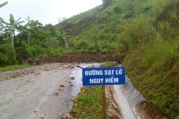 Sạt lở đất xuống đường giao thông ở huyện Mường Lát.