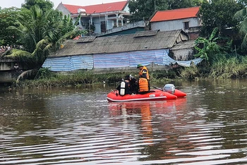 Lực lượng chức năng tìm kiếm nạn nhân nhảy xuống sông Hoàng.