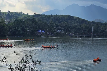 Đua thuyền trên sông Chu ở huyện Thường Xuân, tỉnh Thanh Hóa.