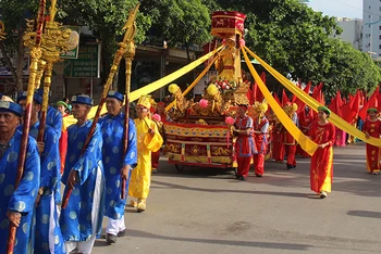 Lễ rước Thành hoàng các làng về khu vực đền thờ Độc Cước cùng phối tế.