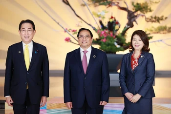 Thủ tướng Nhật Bản Kishida Fumio và Phu nhân đón Thủ tướng Phạm Minh Chính tham dự Hội nghị Thượng đỉnh G7 mở rộng. (Ảnh: Dương Giang/TTXVN)