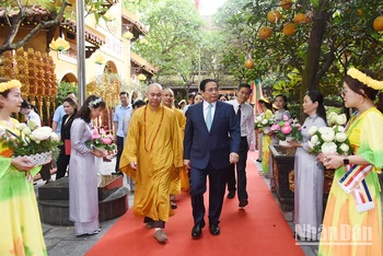 Thủ tướng Phạm Minh Chính tới dự Đại lễ Phật đản tại chùa Quán Sứ, Hà Nội.
