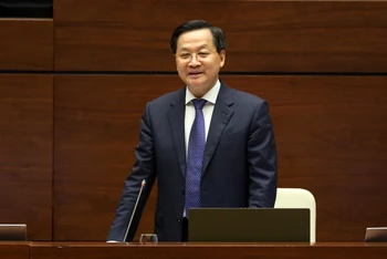 Phó Thủ tướng Lê Minh Khái báo cáo giải trình tại phiên chất vấn. (Ảnh: AN ĐĂNG)