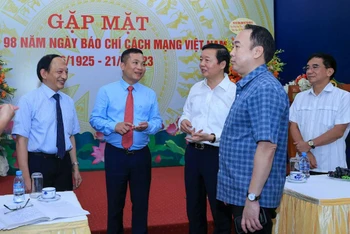 Phó Thủ tướng Trần Hồng Hà trao đổi với lãnh đạo Cổng Thông tin điện tử Chính phủ. (Ảnh: VGP).