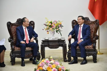 Phó Thủ tướng Lê Minh Khái tiếp Phó Thủ tướng kiêm Bộ trưởng Kinh tế và Tài chính Hàn Quốc Choo Kyung Ho. (Ảnh: VGP)