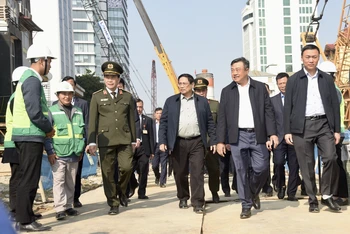 Thủ tướng Phạm Minh Chính thị sát công trường xây dựng Ga S12 thuộc Dự án xây dựng tuyến đường sắt đô thị Nhổn - Ga Hà Nội (Ảnh: Trần Hải). 